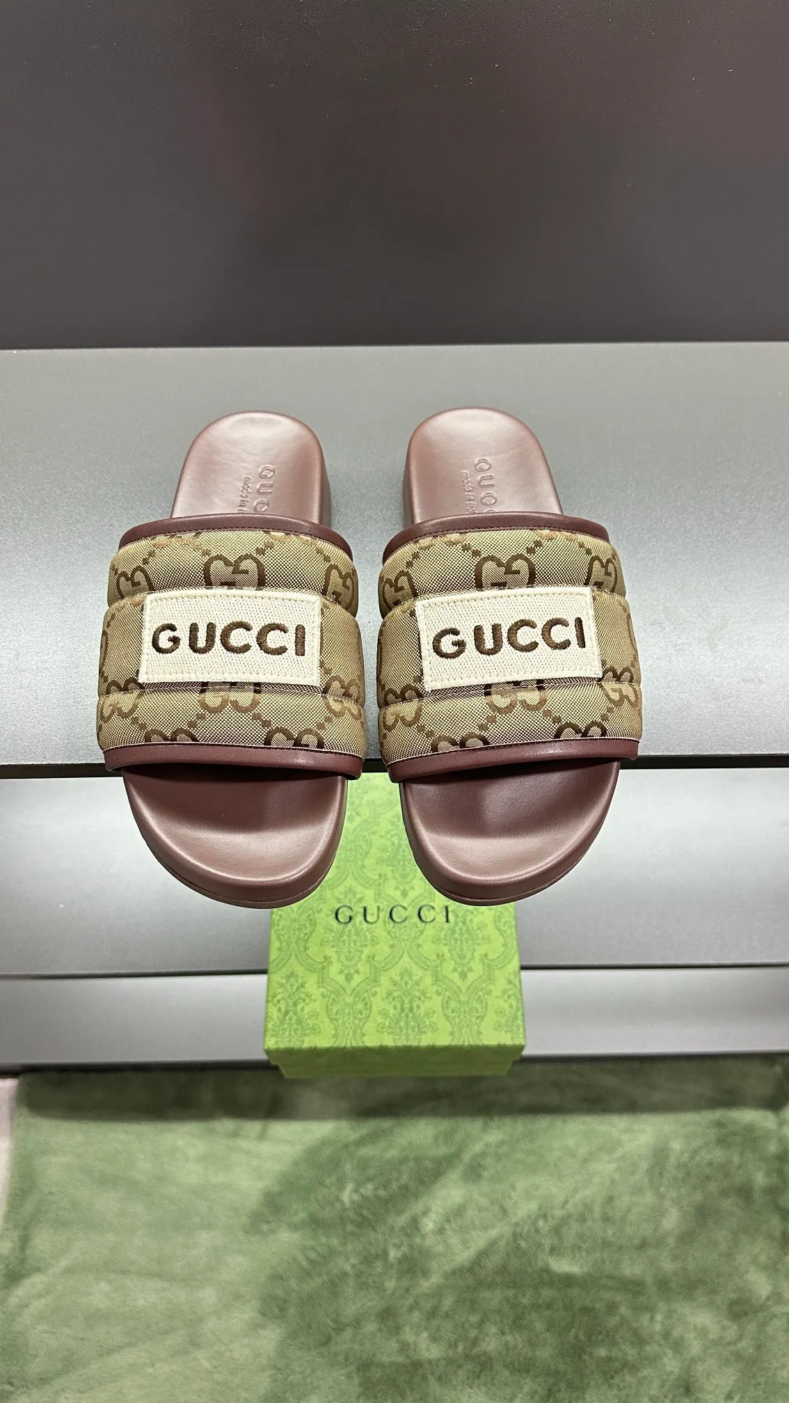 [G Family Couple Style] P: 300💰Female size 36~40 Men's size 39~45, (46. Custom-made Unisex GG slippers This slipper is made of GG polyester fiber and is decorated with a Gucci label on the front, adding a striking logo feel to the style. Beige GG recycled polyester fiber Unisex leather trim "Gucci Made in Italy" embroidered label Rubber sole Flat Made in Italy